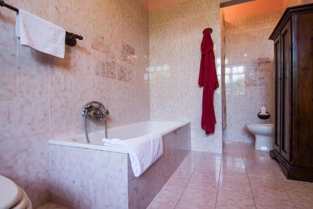 y baño con bañera y aseo. en Villa Anna Monolocale con ingresso indipendente en Osimo