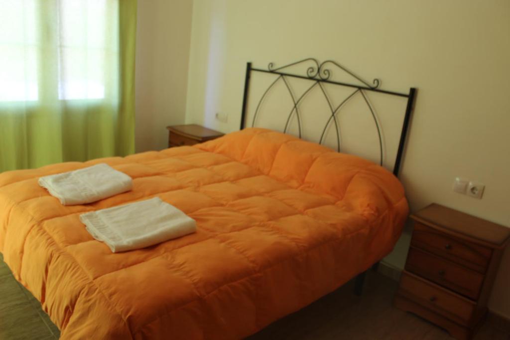 Cama o camas de una habitación en Apartamentos Turísticos Edificio del Pino