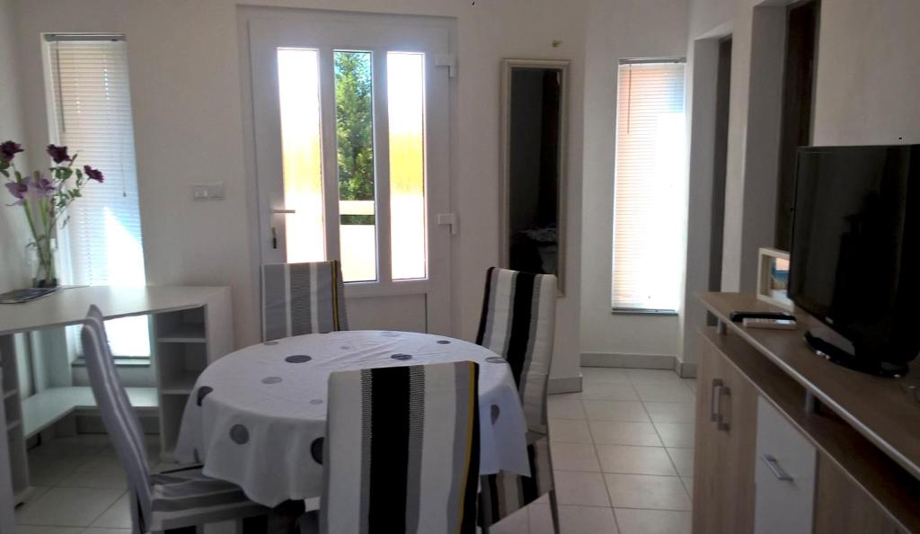 Televízia a/alebo spoločenská miestnosť v ubytovaní Apartment Kamelia