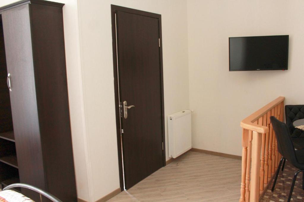 TV a/nebo společenská místnost v ubytování Guest House on Gia Abesadze Street