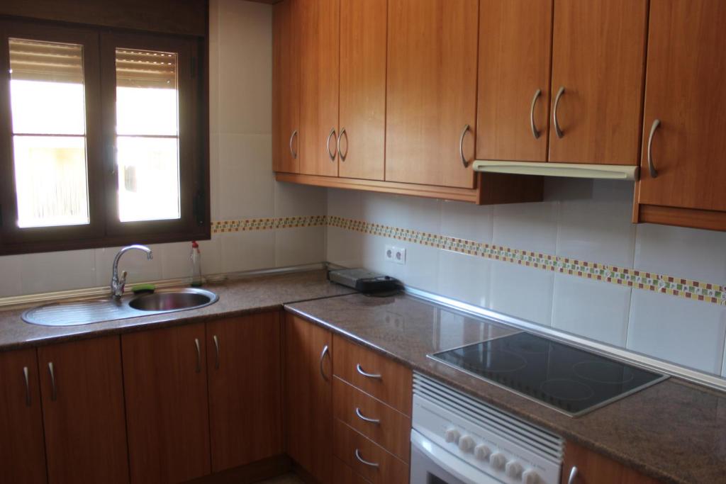 Una cocina o zona de cocina en Apartamentos Turísticos Edificio del Pino
