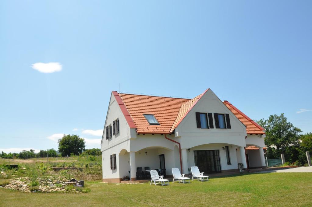 ein weißes Haus mit rotem Dach in der Unterkunft Villa De Dominique in Erdőbénye