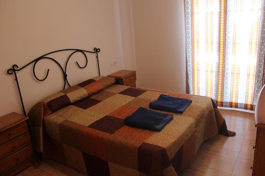 Cama o camas de una habitación en Apartamentos Turísticos Edificio del Pino