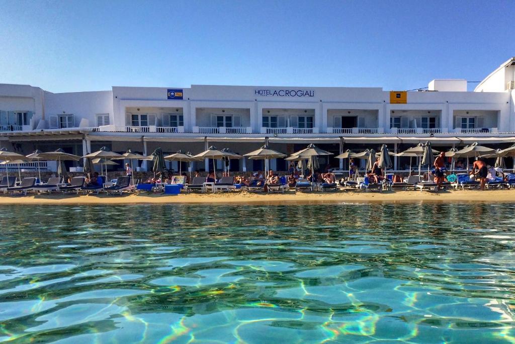 uitzicht op een hotel vanaf het water bij Acrogiali Beachfront Hotel Mykonos in Platis Yialos Mykonos
