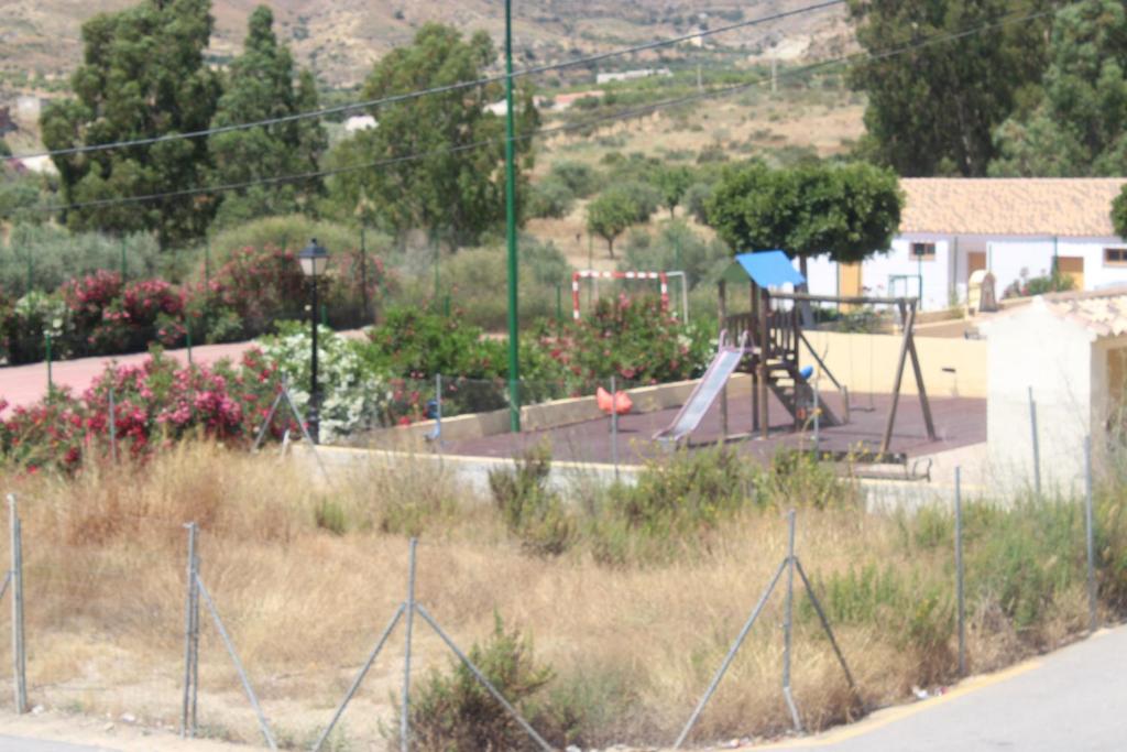 Zona de juegos infantil en Apartamentos Turísticos Edificio del Pino