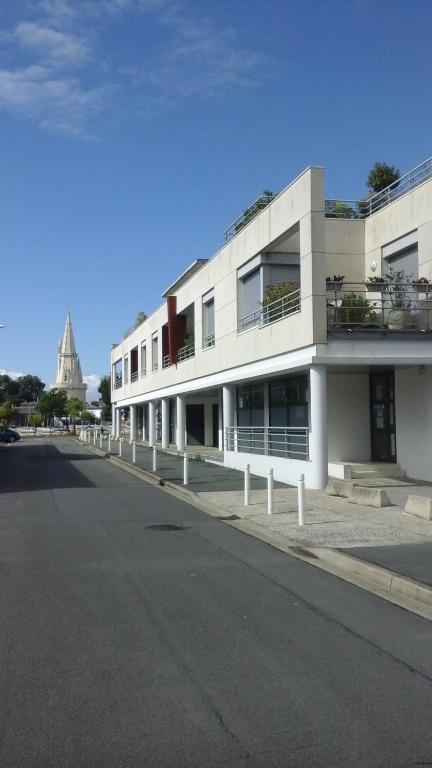 ラ・ロシェルにあるDétente au coeur de La Rochelleの通り側の白い大きな建物