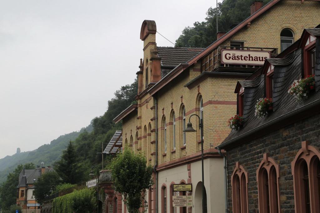 un bâtiment avec un panneau sur une rue dans l'établissement "Haus Schloss Fürstenberg", à Bacharach