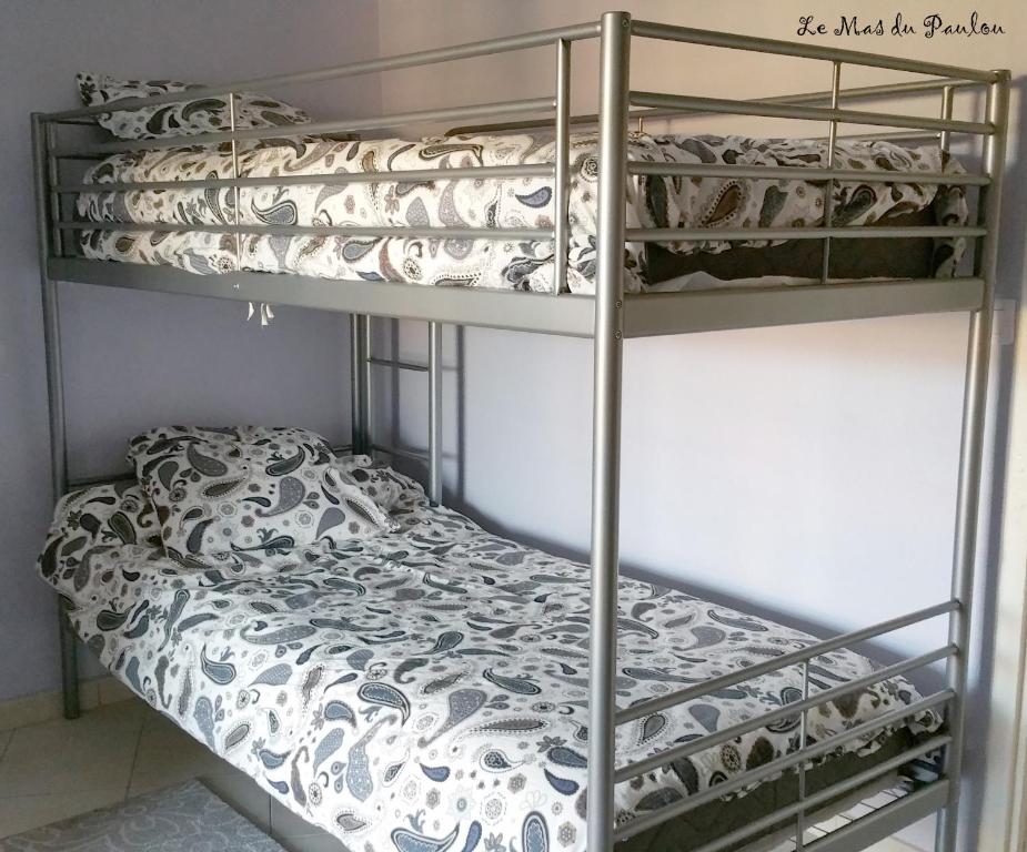 ヴァロン・ポン・ダルクにあるル マス デュ パウロウの二段ベッドが備わるドミトリールームのベッド1台分です。