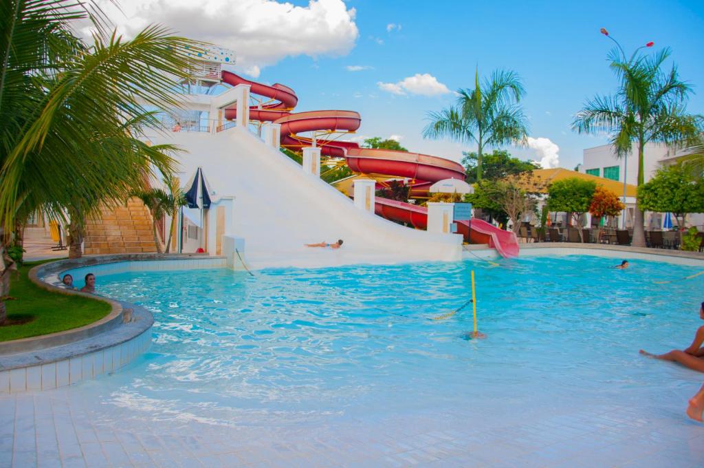 un tobogán de agua en una piscina de un complejo en Lacqua diRoma com ABD-TURISMO- Hotéis e Parques uma DIVERSÃO GARANTIDA, en Caldas Novas