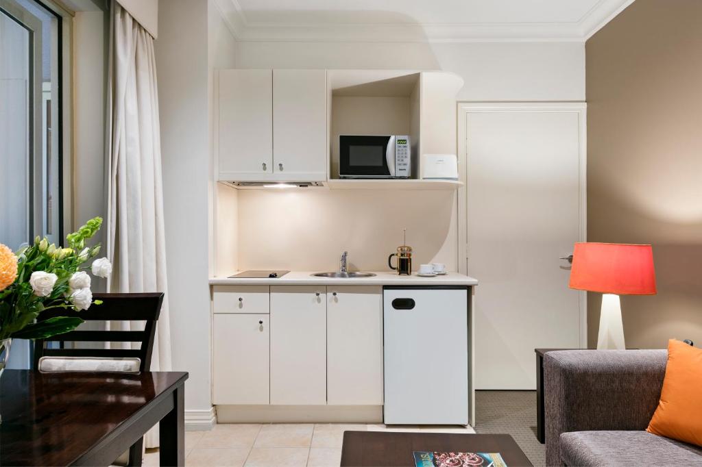 Kuchyň nebo kuchyňský kout v ubytování Comfort Hotel Melbourne Central