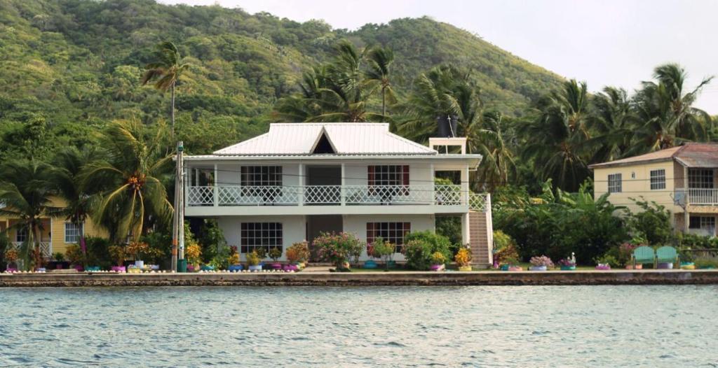 uma casa na costa de um corpo de água em Posada Sunshine Paradise em Santa Catalina Island