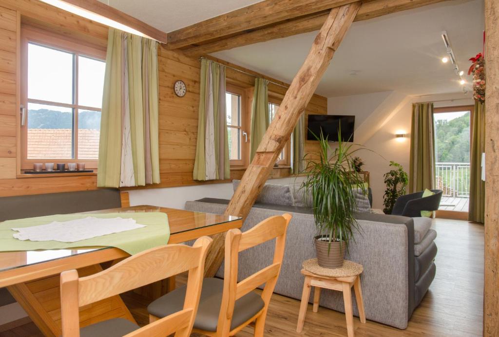 un soggiorno con un tavolo e un divano di Promschhof a Semriach