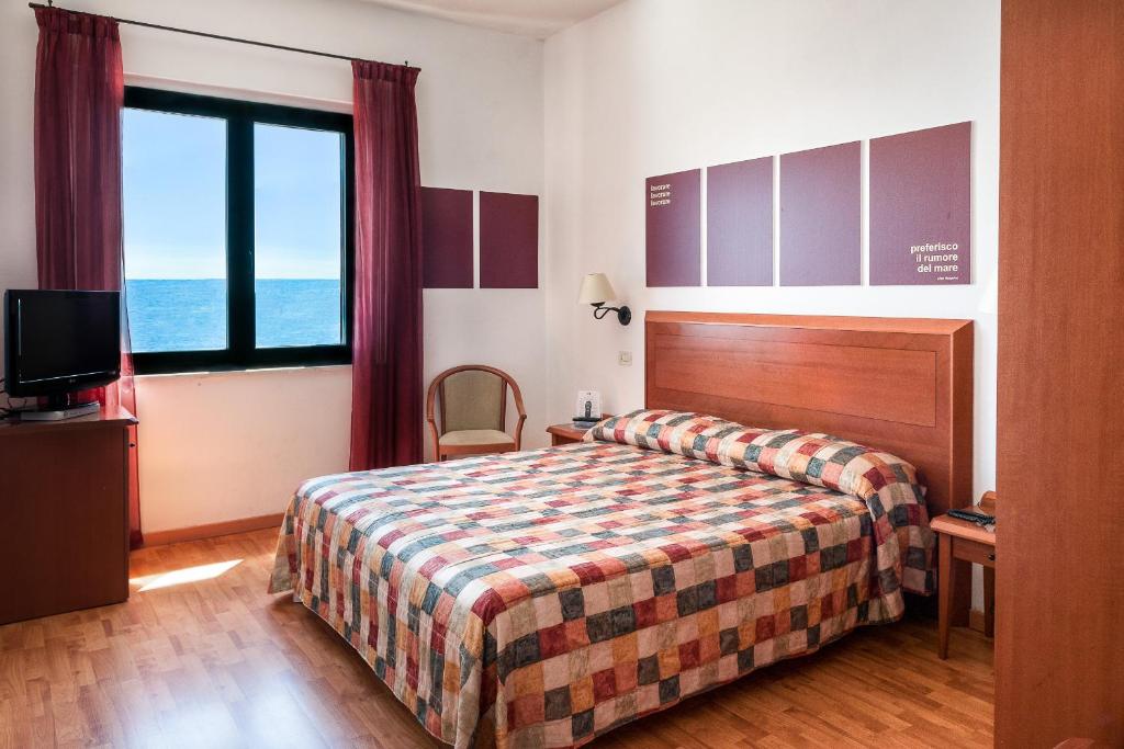Кровать или кровати в номере Hotel Brigantino Non Dista