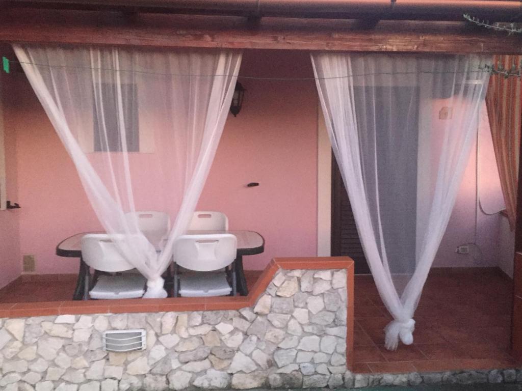 łazienka z 2 toaletami w pokoju z zasłonami w obiekcie Villa Marilena w mieście Peschici