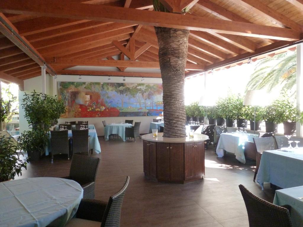 Reštaurácia alebo iné gastronomické zariadenie v ubytovaní Hostal Miryam