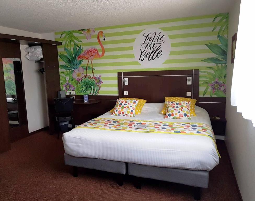sypialnia z łóżkiem ze ścianą flamingową w obiekcie Boutique Hotel Novalis w mieście Gradignan