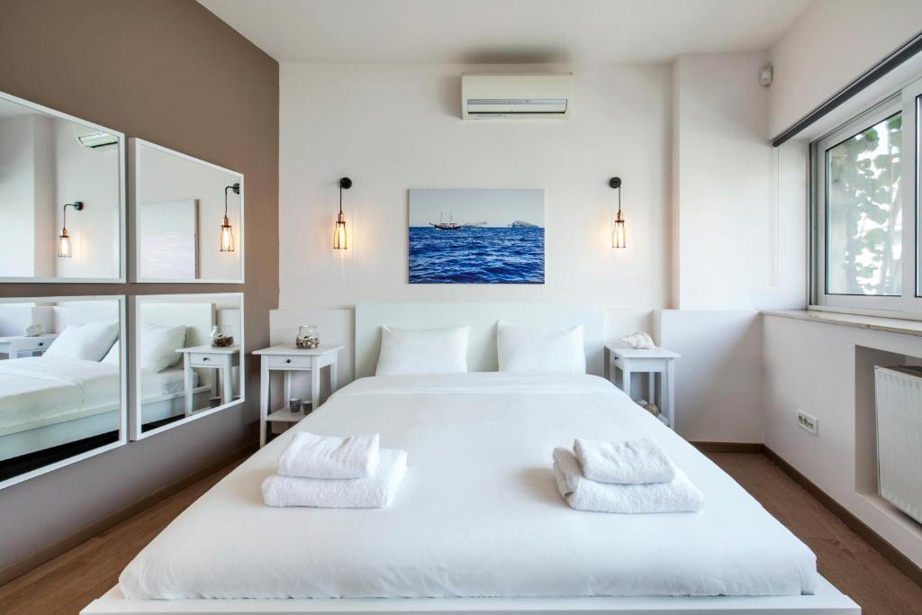 1 dormitorio con 1 cama blanca grande y 2 almohadas en K5 en Athens