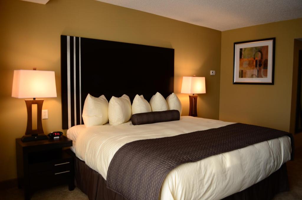 Postel nebo postele na pokoji v ubytování Days Inn by Wyndham Calgary Northwest