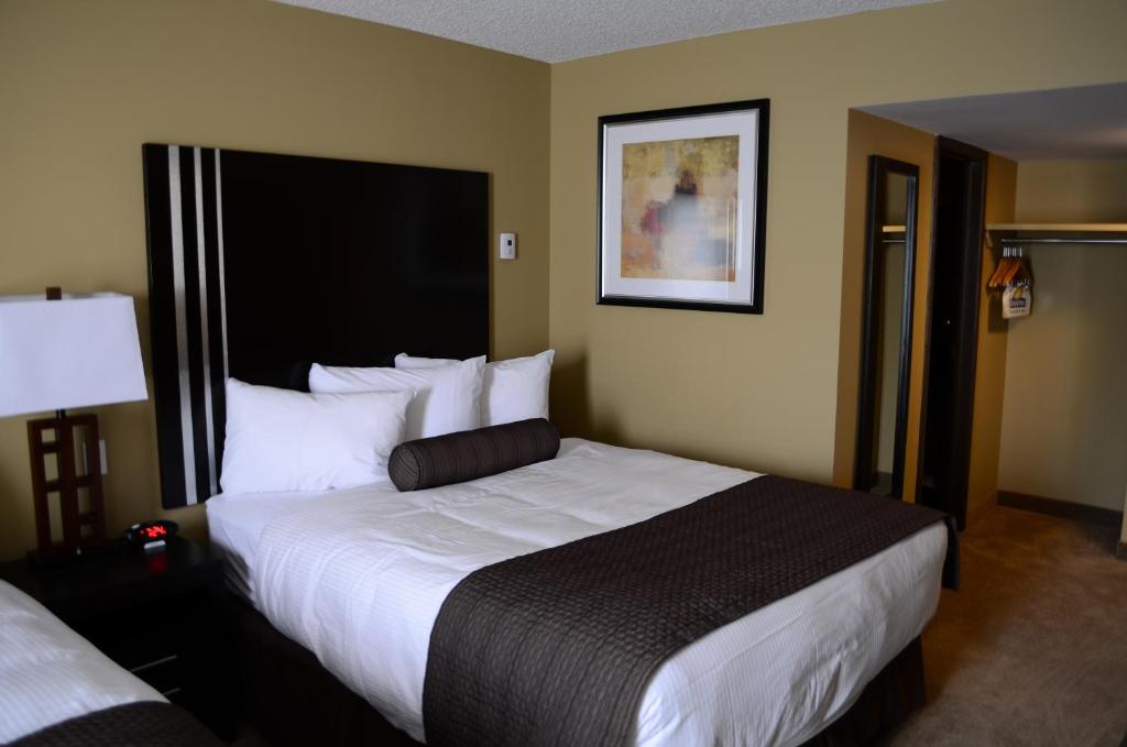 Postel nebo postele na pokoji v ubytování Days Inn by Wyndham Calgary Northwest