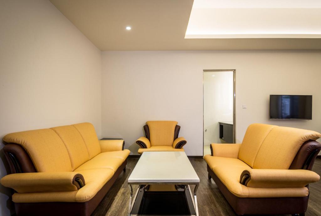 TV a/nebo společenská místnost v ubytování Midu Business Hotel