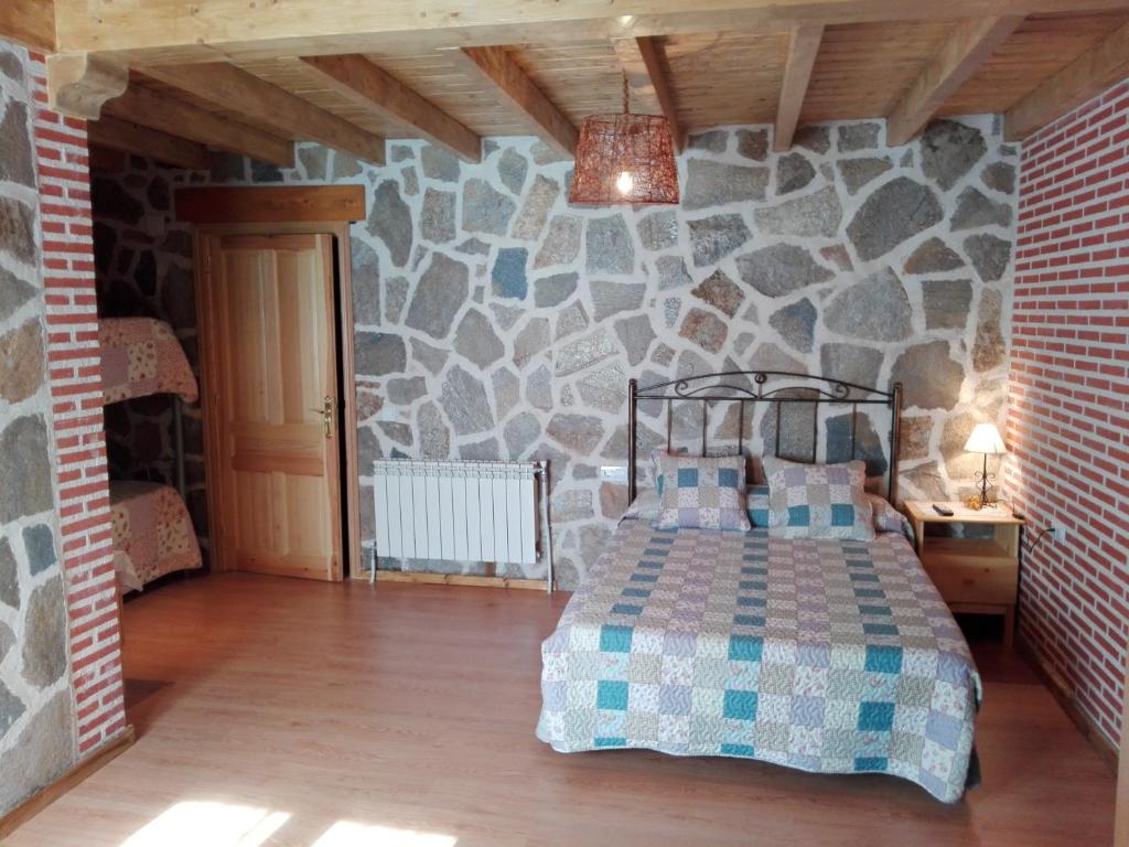 A bed or beds in a room at Abadía del Marqués de Avila