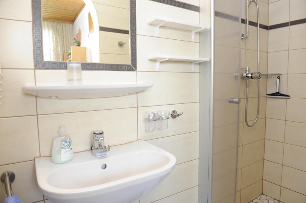 A bathroom at Haus Dorfer