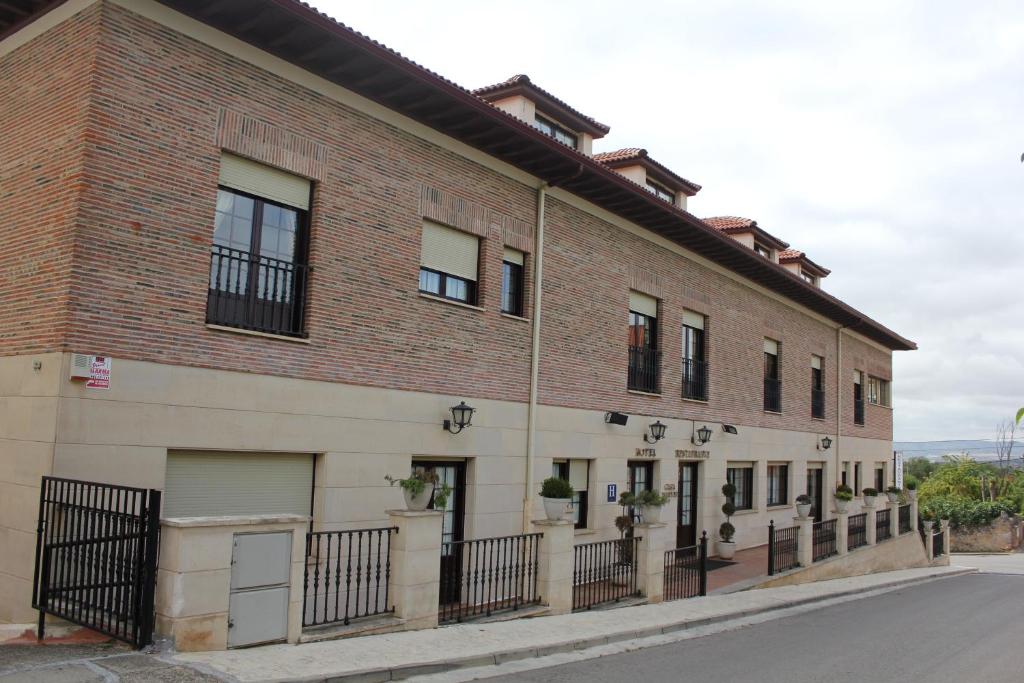 un vieux bâtiment en briques situé sur le côté d'une rue dans l'établissement Casa Martín, à Poza de la Sal