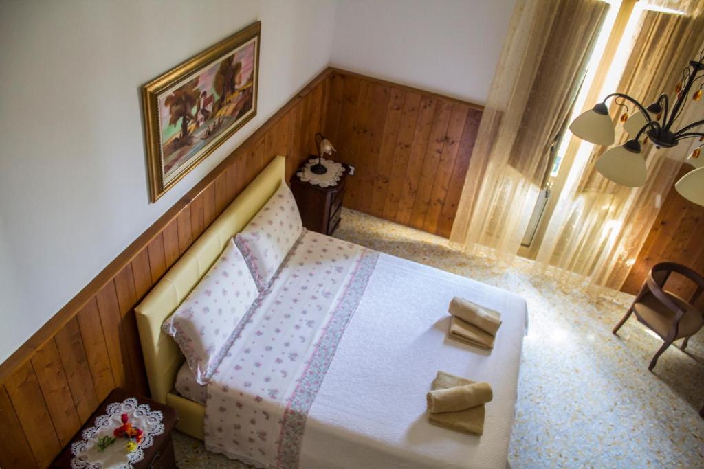 ZollinoにあるB&B Nghetoniaの小さなベッドルーム(ベッド1台、テーブル付)