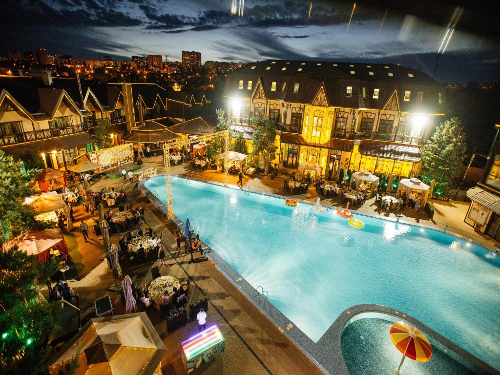 una vista aérea de una gran piscina por la noche en Hotel Temernitskiy, en Rostov-on-Don