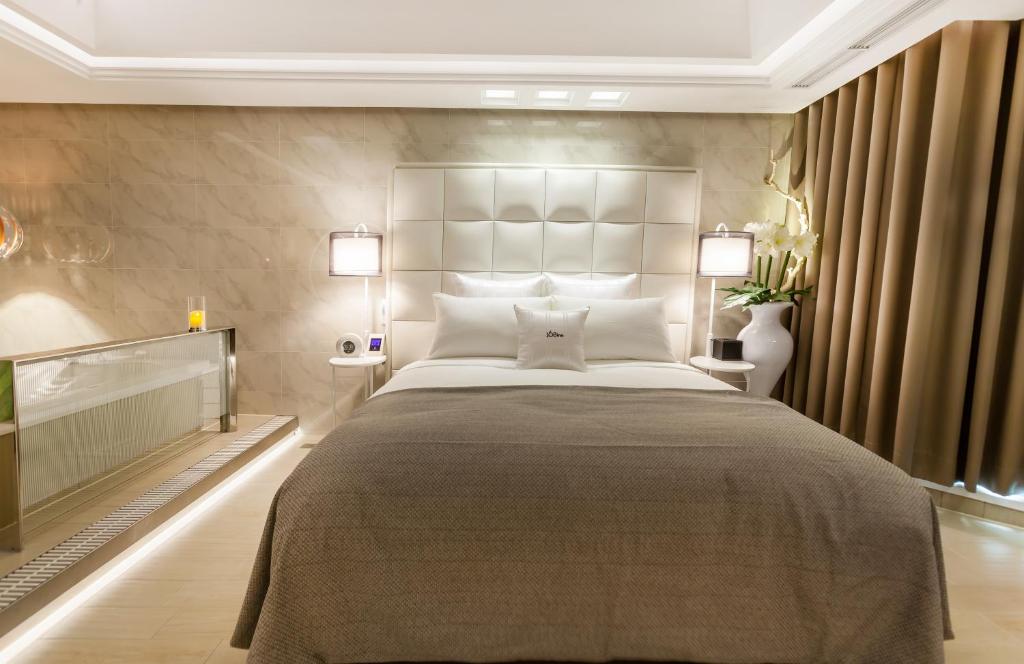 Postel nebo postele na pokoji v ubytování Six Star Motel-Taoyuan