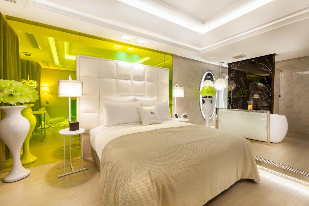 Postel nebo postele na pokoji v ubytování Six Star Motel-Taoyuan