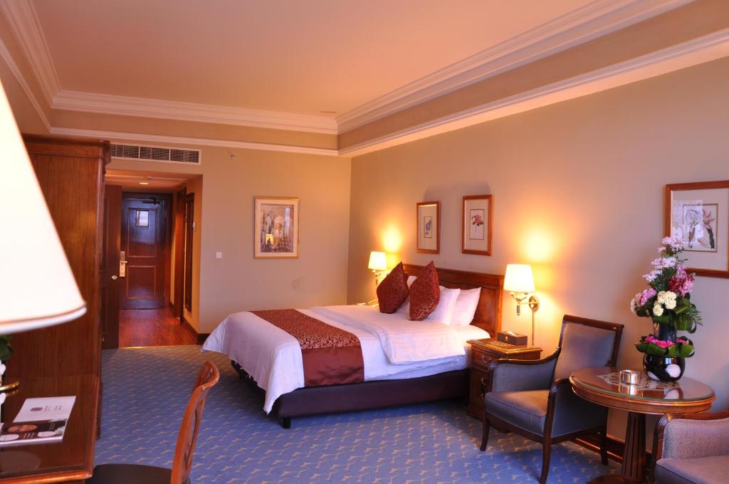 Postel nebo postele na pokoji v ubytování Abha Palace Hotel