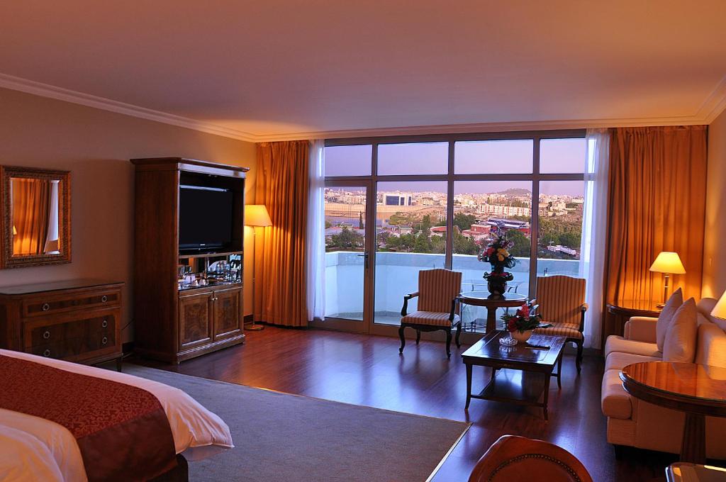 TV a/nebo společenská místnost v ubytování Abha Palace Hotel