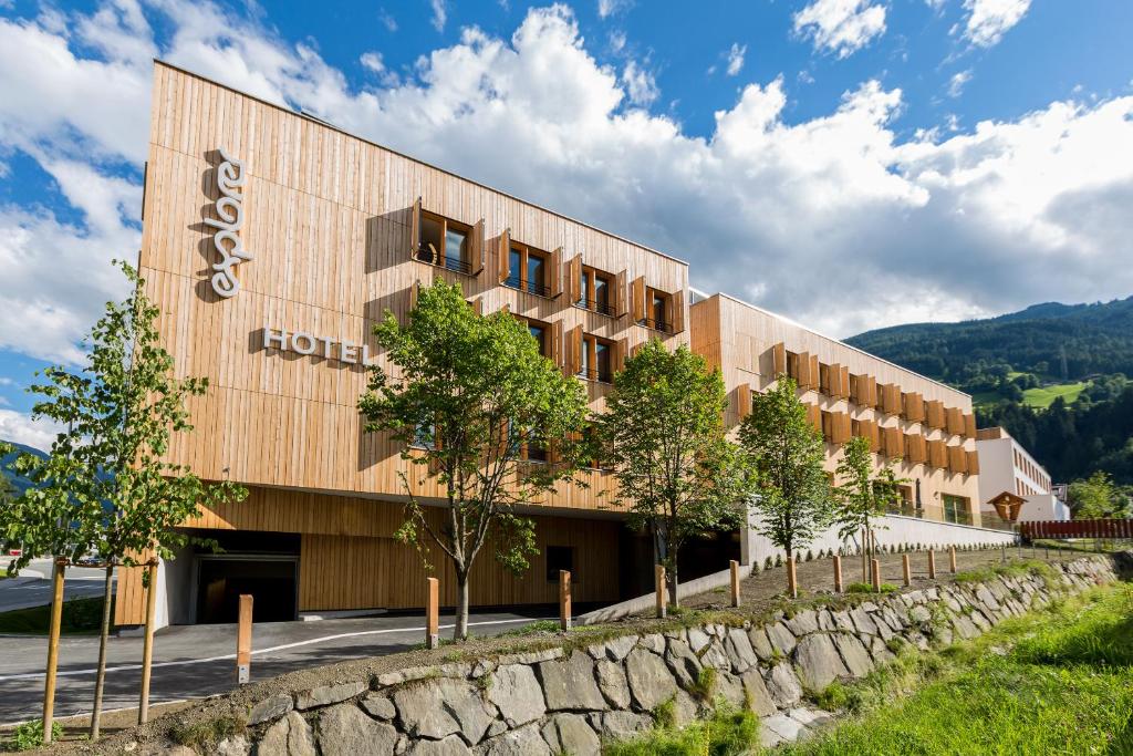 カルテンバッハにあるExplorer Hotel Zillertalのホテルの看板が横に建つ建物