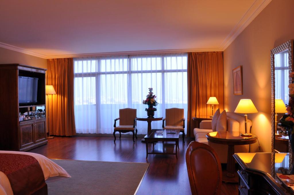 TV a/nebo společenská místnost v ubytování Abha Palace Hotel