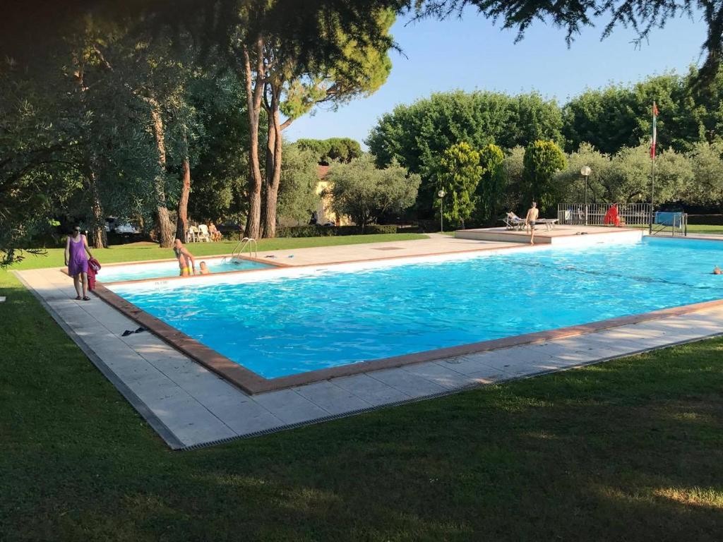 Bazén v ubytovaní Residence L'Oliveto Garden and Swimming pool alebo v jeho blízkosti