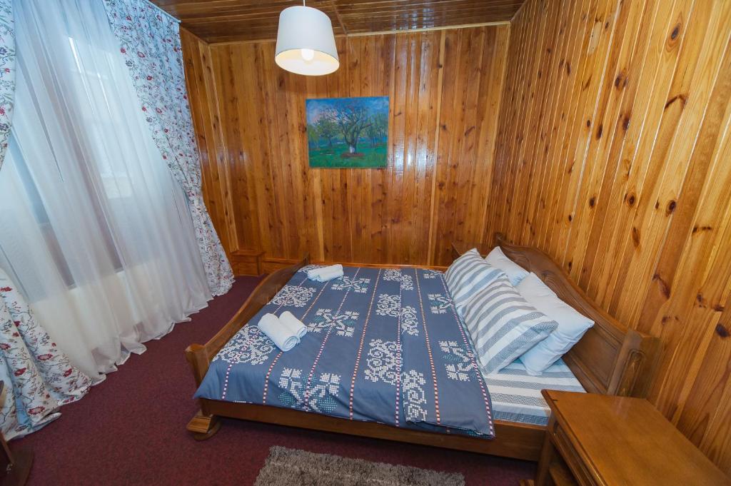 Postel nebo postele na pokoji v ubytování Zakarpatska Kolyba