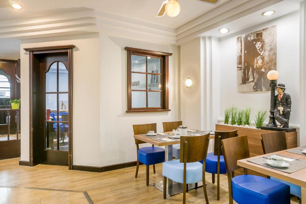 a dining room with a table and chairs at Hotel Rega Stuttgart in Stuttgart