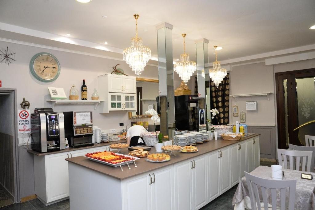 A kitchen or kitchenette at Hotel Al Ragno