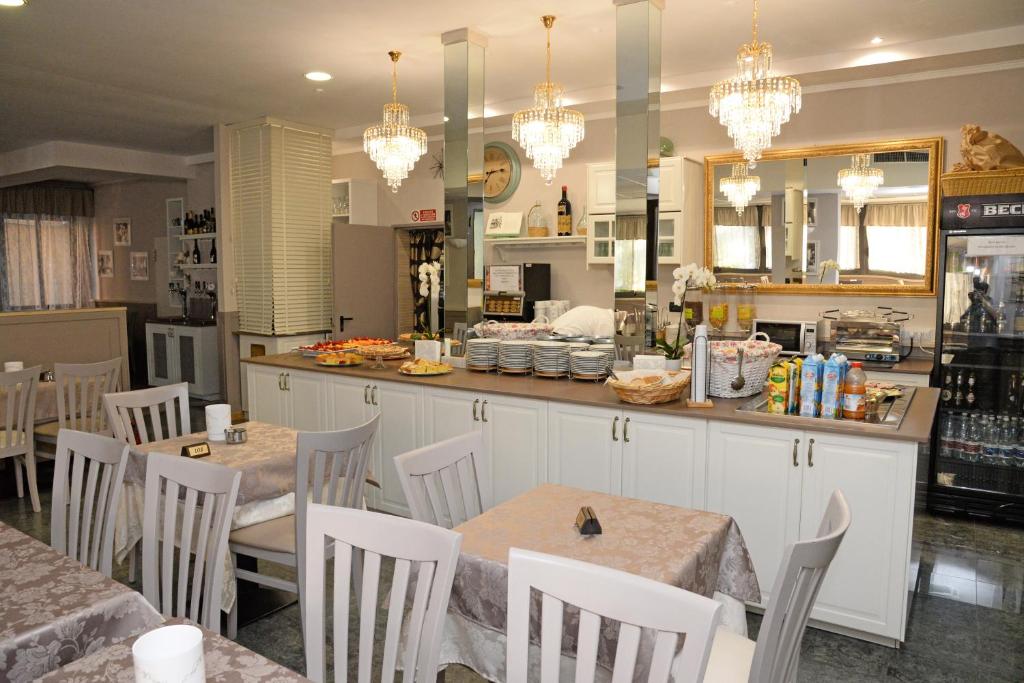 A kitchen or kitchenette at Hotel Al Ragno