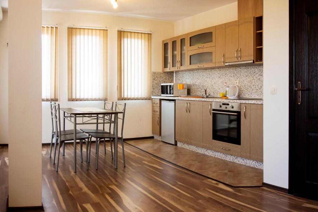 Kuchyň nebo kuchyňský kout v ubytování Ivatea Family Hotel