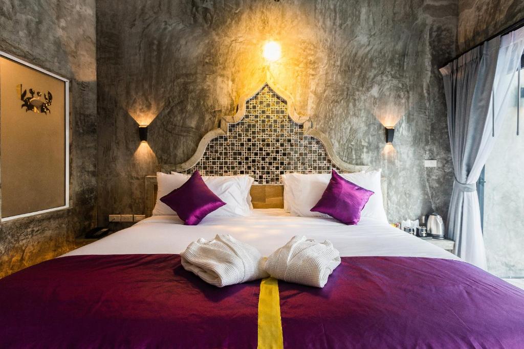 Cama ou camas em um quarto em Maneetel Krabi Beachfront-SHA Plus