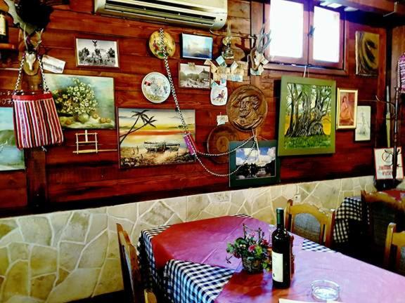 Reštaurácia alebo iné gastronomické zariadenie v ubytovaní Guesthouse Berlin
