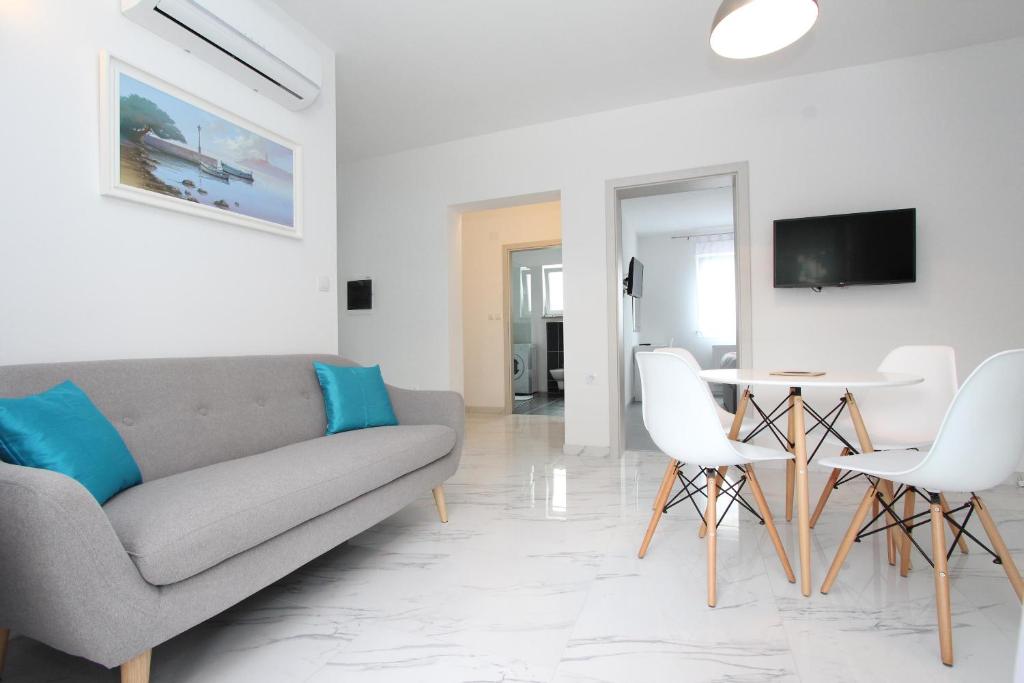Televízia a/alebo spoločenská miestnosť v ubytovaní Apartment Karlo 1