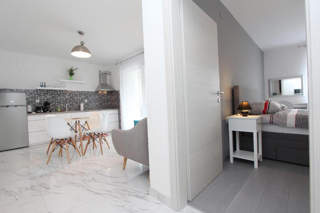Kuchyňa alebo kuchynka v ubytovaní Apartment Karlo 1