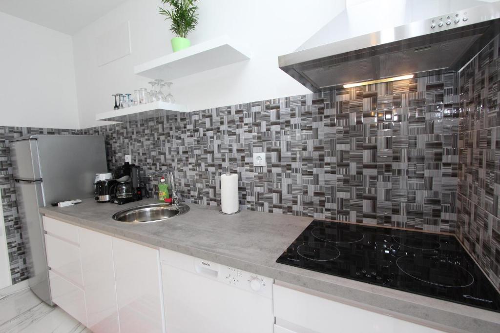 Kuchyňa alebo kuchynka v ubytovaní Apartment Karlo 1