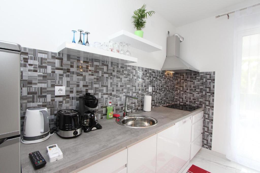Kuchyňa alebo kuchynka v ubytovaní Apartment Karlo 1