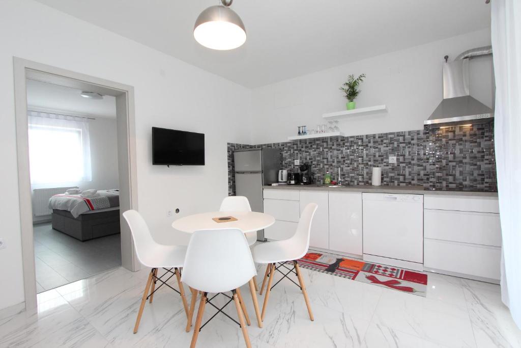 Kuchyňa alebo kuchynka v ubytovaní Apartment Karlo 1