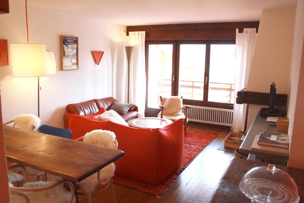 uma sala de estar com um sofá e uma mesa em Stylish & Cozy, Préfleuri em Crans-Montana