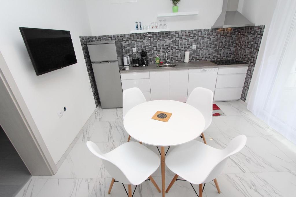 Kuchyňa alebo kuchynka v ubytovaní Apartment Karlo 1